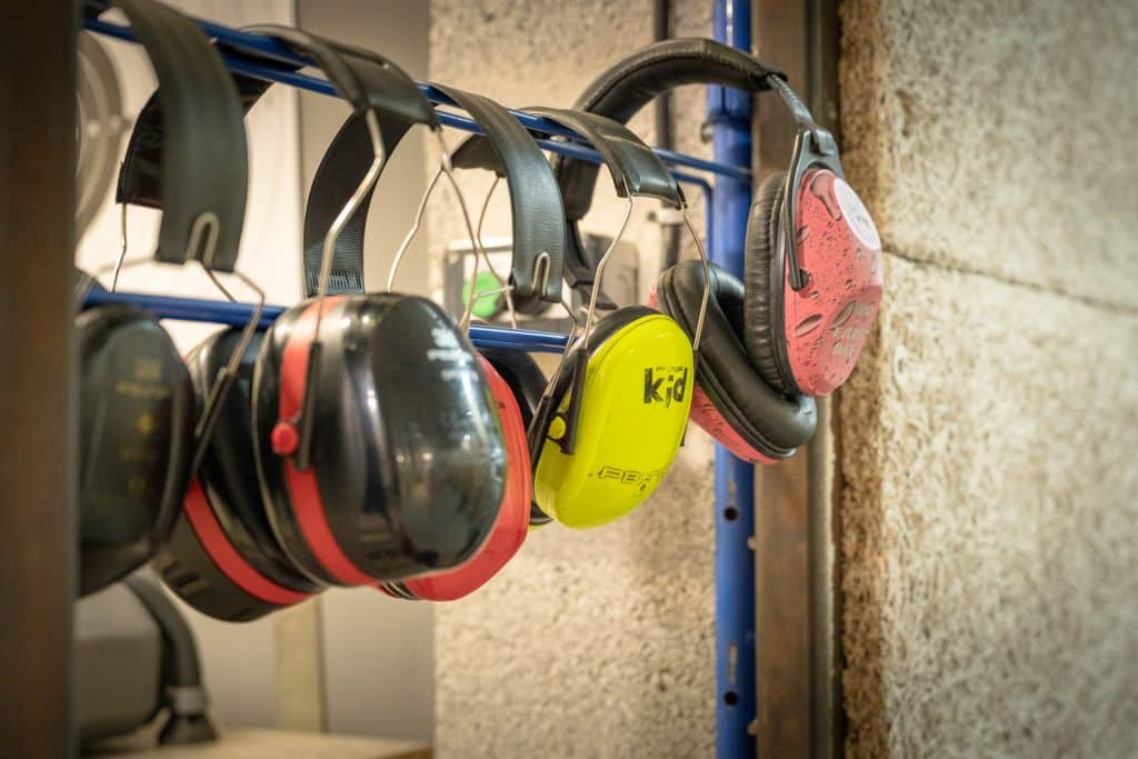 Casques antibruit à disposition des tireurs au Club de Tir Plaintelais